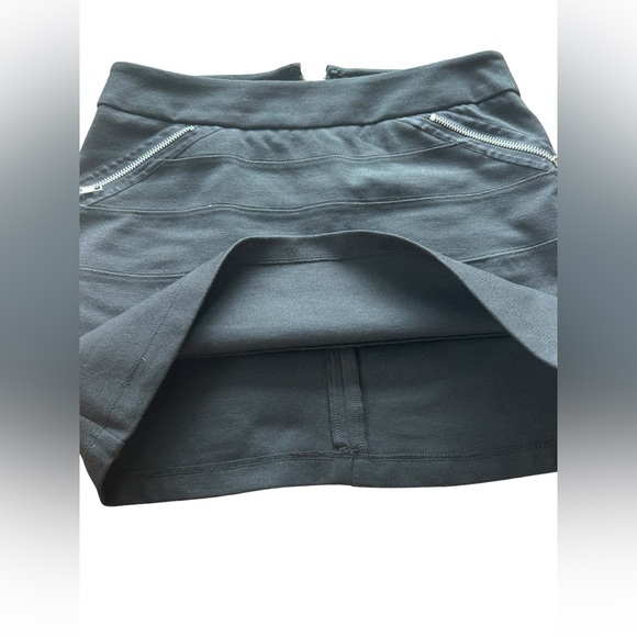 BCBGeneration Black Bandage Mini skirt with exposed silver zipper- Size 6 - Picture 8 of 10